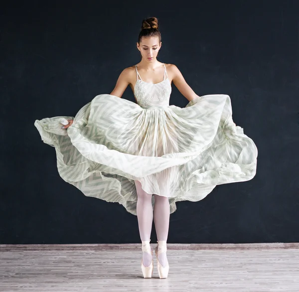 Retrato de la bailarina moderna en vestido blanco sobre fondo oscuro — Foto de Stock