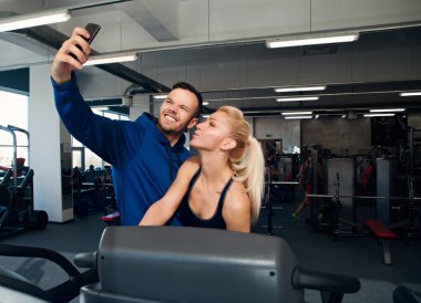 onun kişisel bir eğitmen ile egzersiz jimnastik salonu kadın