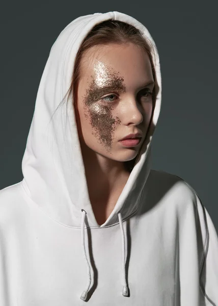 Mooie vrouw gezicht met professionele make-up, heldere kleuren. Sluit het portret. gouden gezicht — Stockfoto