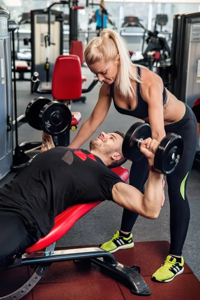 onun kişisel bir eğitmen ile egzersiz jimnastik salonu kadın