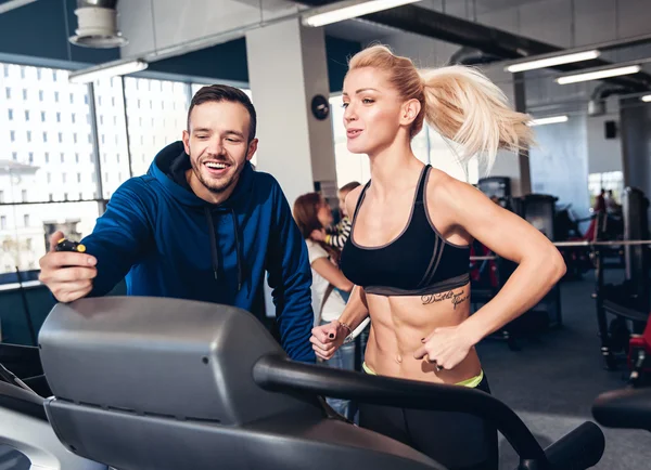 Ginástica mulher exercitando com seu personal trainer — Fotografia de Stock