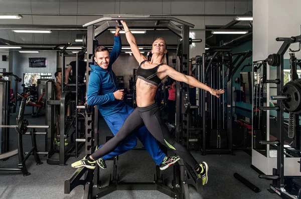 Ginástica mulher exercitando com seu personal trainer — Fotografia de Stock