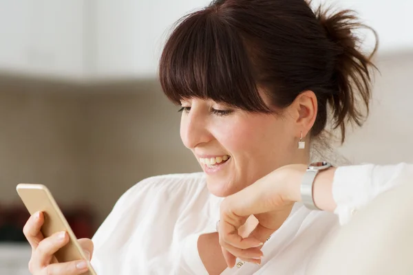 Frau zu Hause — Stockfoto