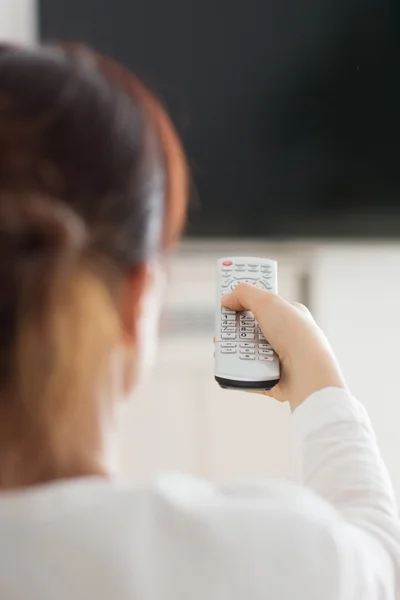 Mujer en casa viendo la televisión —  Fotos de Stock