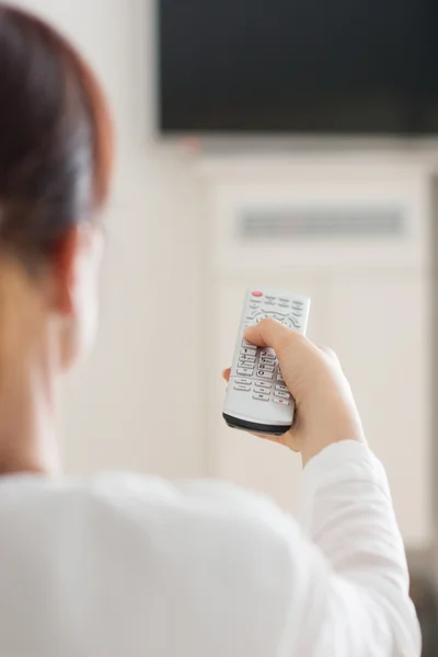 Femme à la maison regardant la télévision — Photo