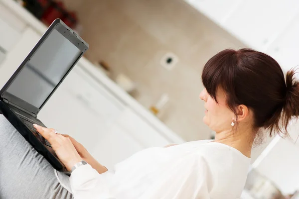 Mujer en casa —  Fotos de Stock