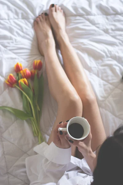 Fekete hajú fiatal nő az ágyában, reggel — Stock Fotó