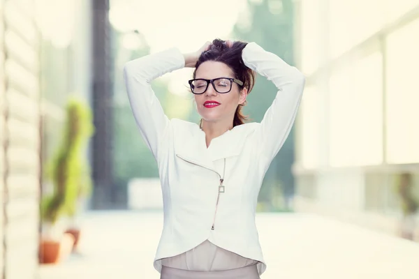 Donna vestita per il mondo bussines — Foto Stock