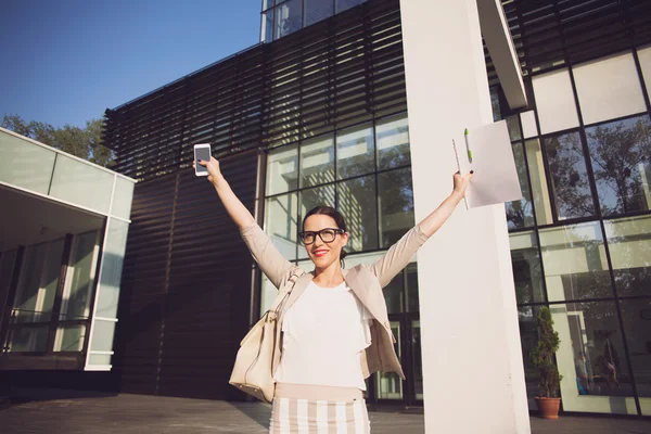 Femme à la recherche de succès dans le monde des bussins — Photo