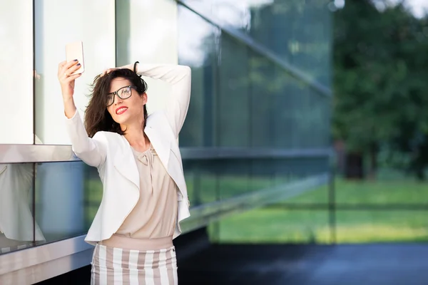 Žena selfie bussines světě — Stock fotografie