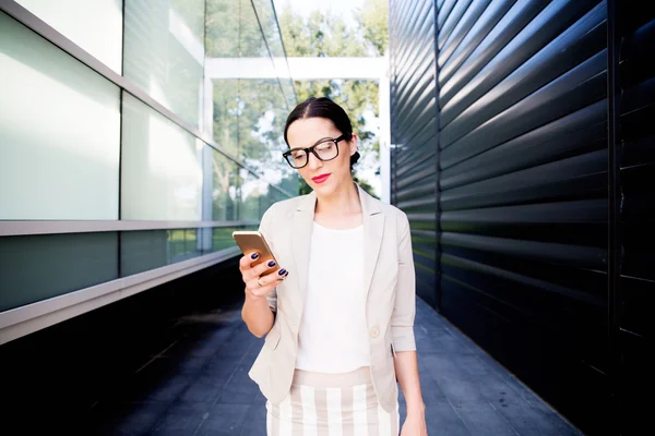 Femme et mode dans le monde des bussins — Photo