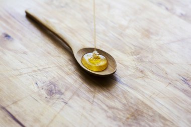 Tahta kaşık içine bal driping