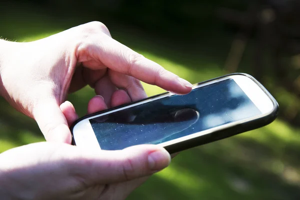 Mãos de mulher segurando smartphone — Fotografia de Stock