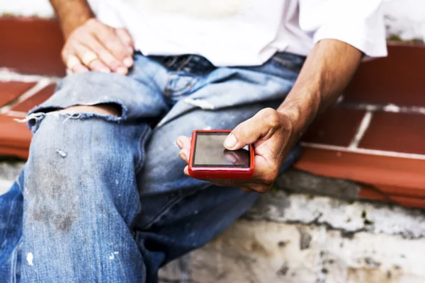 Elder farm worker typing on the phone — Stock Photo, Image