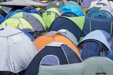 Müzik Festivali kamp çadırlarda çatılar