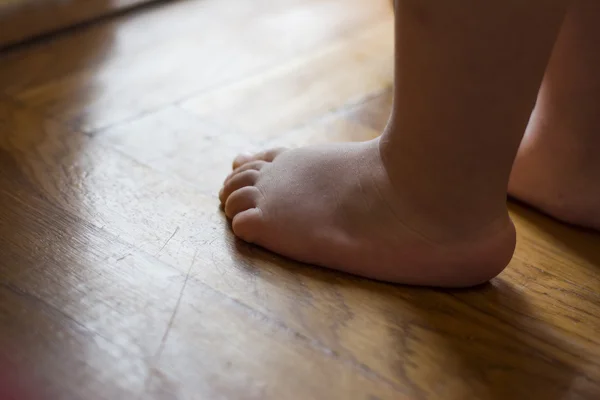 Baby's first steps — Stock Photo, Image