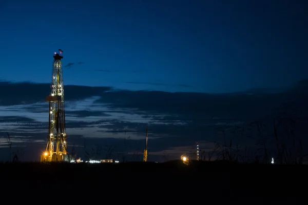 Olieplatform in de nacht — Stockfoto