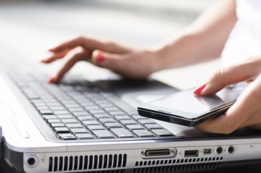 Tipik bir bilgisayar klavye üzerinde bir iş kadını elinde 