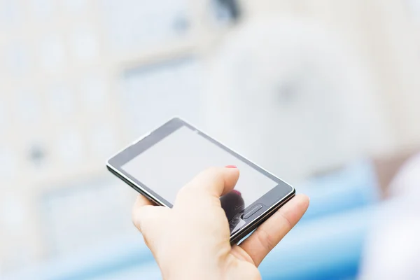 Frau hält Smartphone in der Hand — Stockfoto