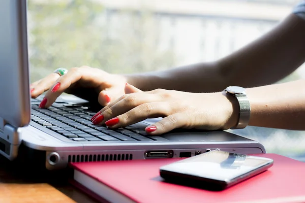 Manos de una mujer de negocios escribiendo en un teclado de computadora —  Fotos de Stock