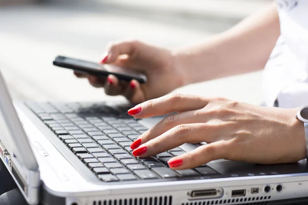 Mains d'une femme d'affaires tapant sur un clavier d'ordinateur — Photo