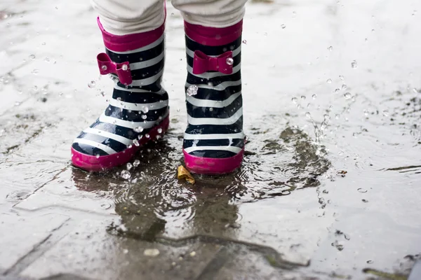 Springen in een modderig plassen — Stockfoto