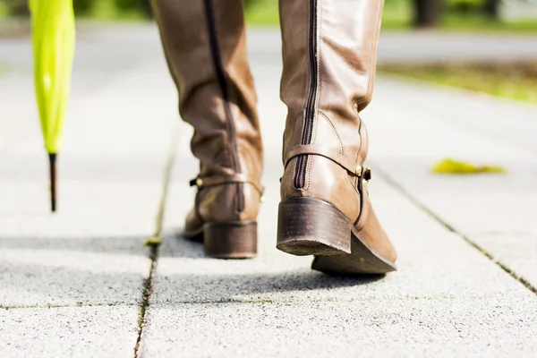 Vrouw in park weggaat — Stockfoto