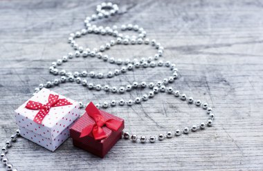 Hediye kutuları tebrik kartı ile gümüş Noel ağacı