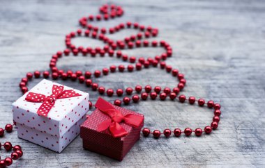 Hediye kutuları tebrik kartı ile kırmızı Noel ağacı