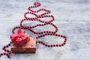 Hediye kutuları tebrik kartı ile kırmızı Noel ağacı