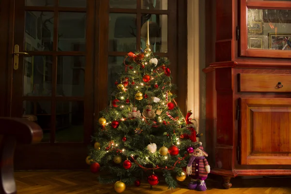 Noel ağacı ile evde ışıkları