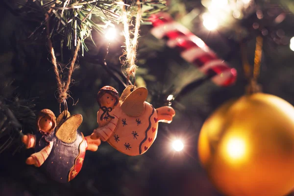 Dois anjos coloridos pendurados na árvore de Natal — Fotografia de Stock