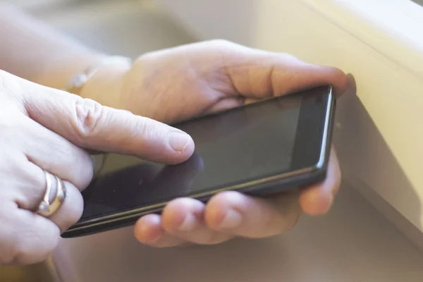 Mulher sênior usando smartphone — Fotografia de Stock