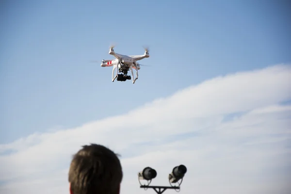 Drone voando sobre o céu azul — Fotografia de Stock