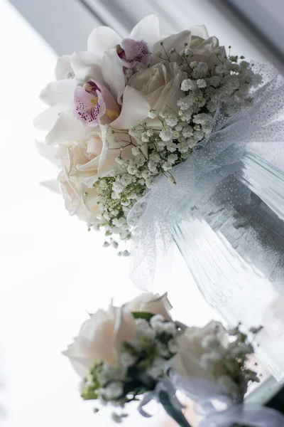 Белый свадебный букет в стеклянной кружке — стоковое фото