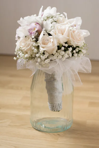 Белый свадебный букет в стеклянной кружке — стоковое фото