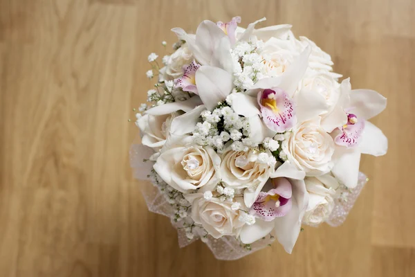 Bouquet da sposa bianco in tazza di vetro — Foto Stock