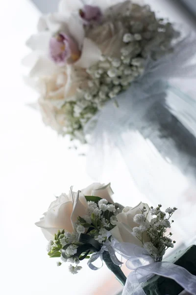 Ramo de boda blanco en taza de vidrio — Foto de Stock