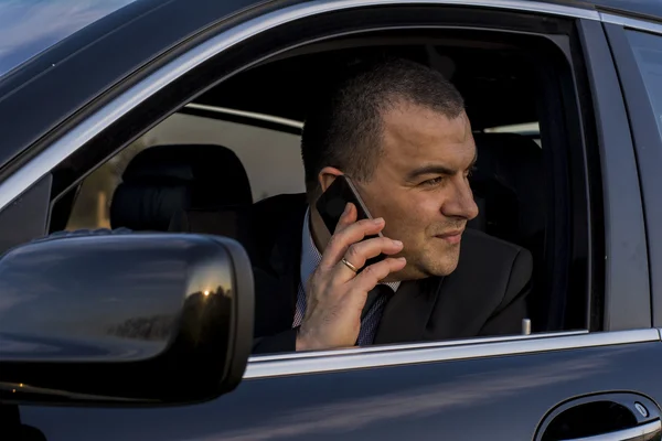 Antrieb auf dem Telefonhörer, der aus dem Fenster schaut — Stockfoto