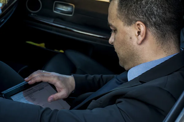 Homem de negócios em um carro — Fotografia de Stock