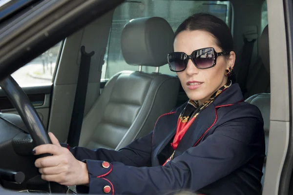 Femme d'affaires dans une voiture — Photo