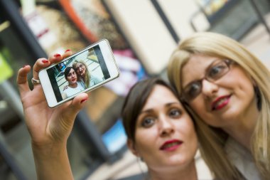 İki kız arkadaş selfie alarak