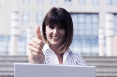 başparmak yukarıya--dan iş kadını