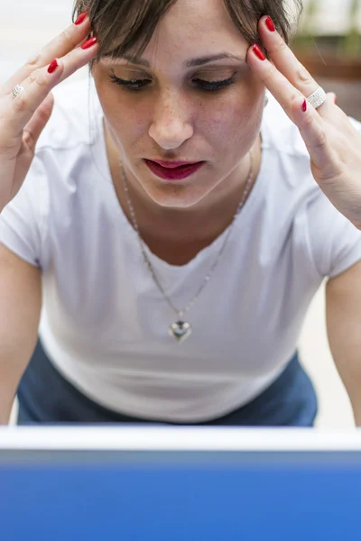 Geschäftsfrau traurig und besorgt — Stockfoto