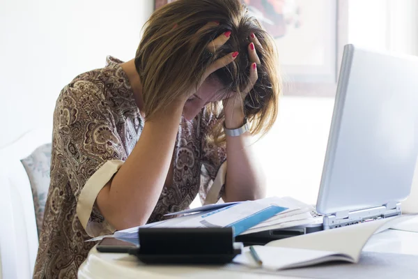 Femme stressée devant un ordinateur — Photo