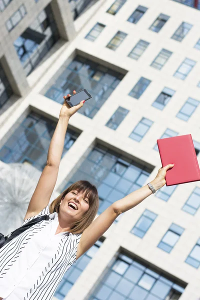 Heureuse femme d'affaires avec les deux mains en l'air — Photo