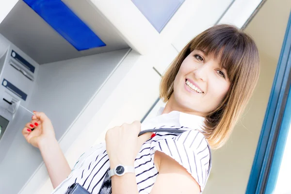 Mooie gelukkig vrouw bij de atm — Stockfoto