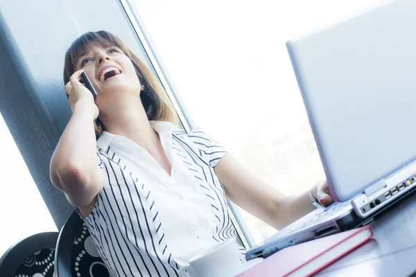 Hermosa mujer de negocios hablando por teléfono —  Fotos de Stock