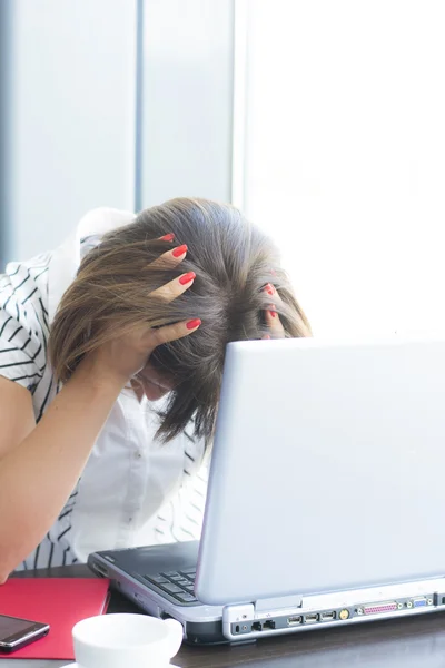 Geschäftsfrau besorgt — Stockfoto