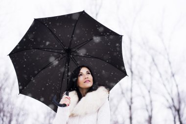 Kadın kar yağışı sırasında geceli altında